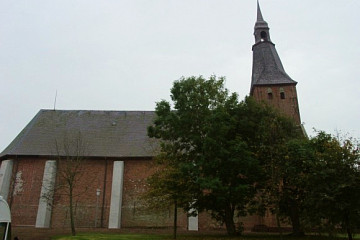 12_14.10. renovierungsbeduerftige alte Kirche in Tetenbuell